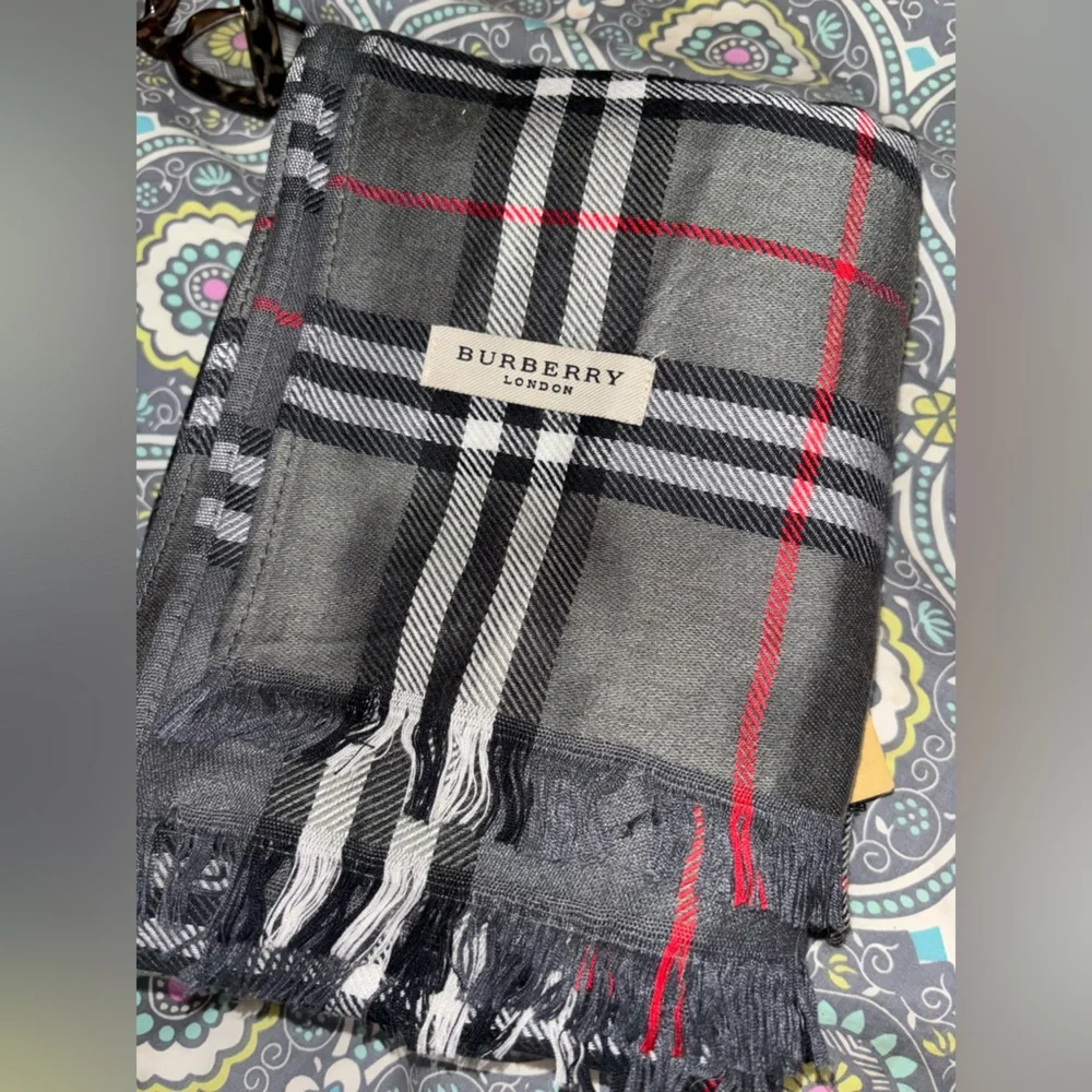 Burberry The Classic Vintage Check Cashmere Scarf for Women - Pewter Gray - Picture 2 of 5